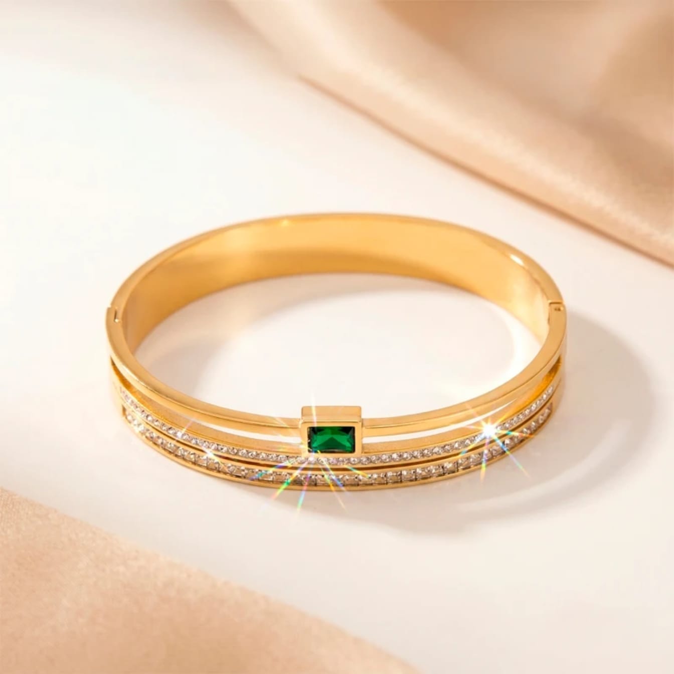 Emerald stone handcuff