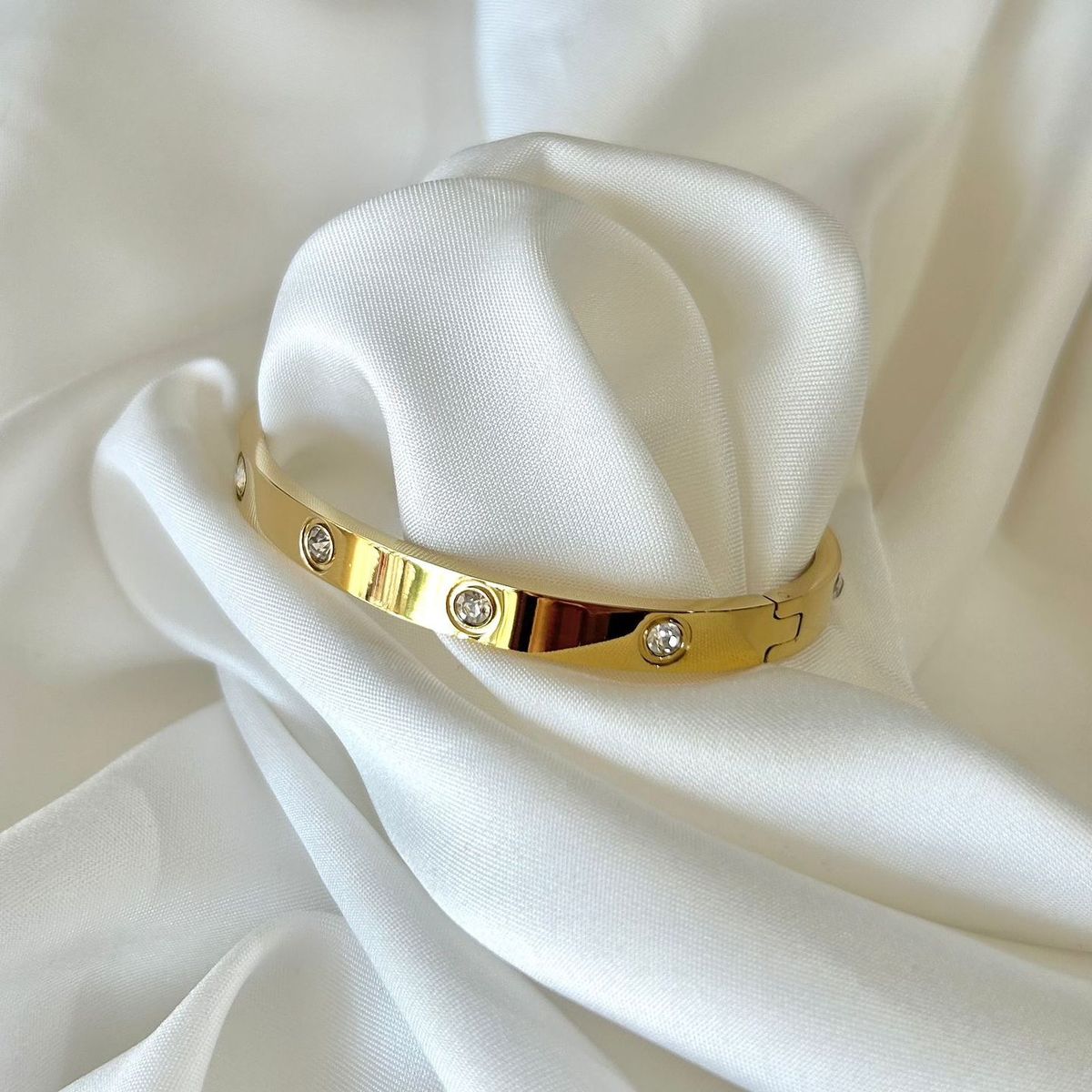 Stone handcuff