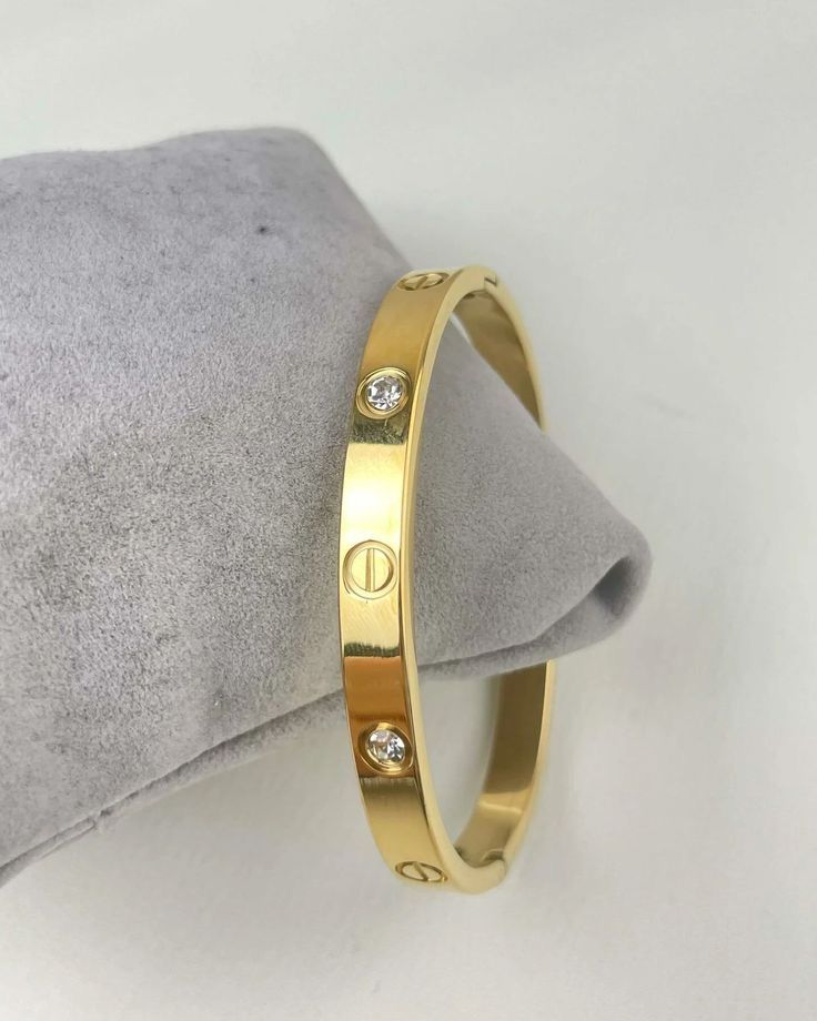 Stone handcuff
