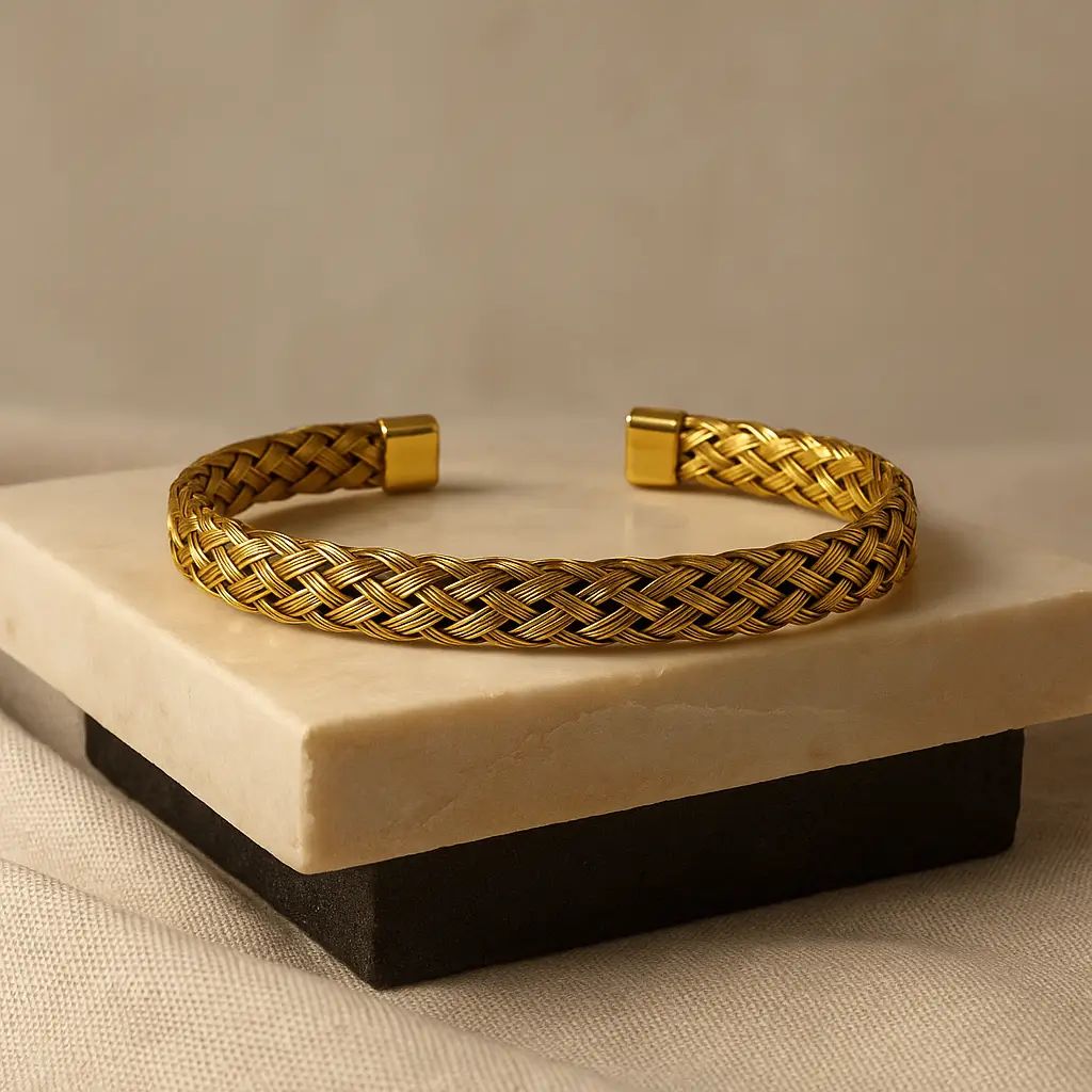 Spiral knots handcuff