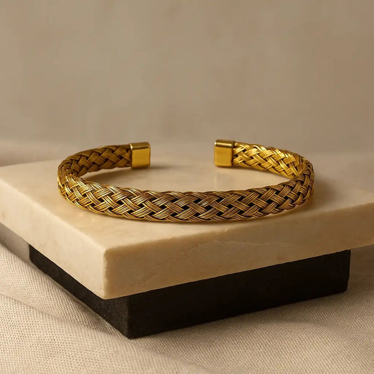 Spiral knots handcuff