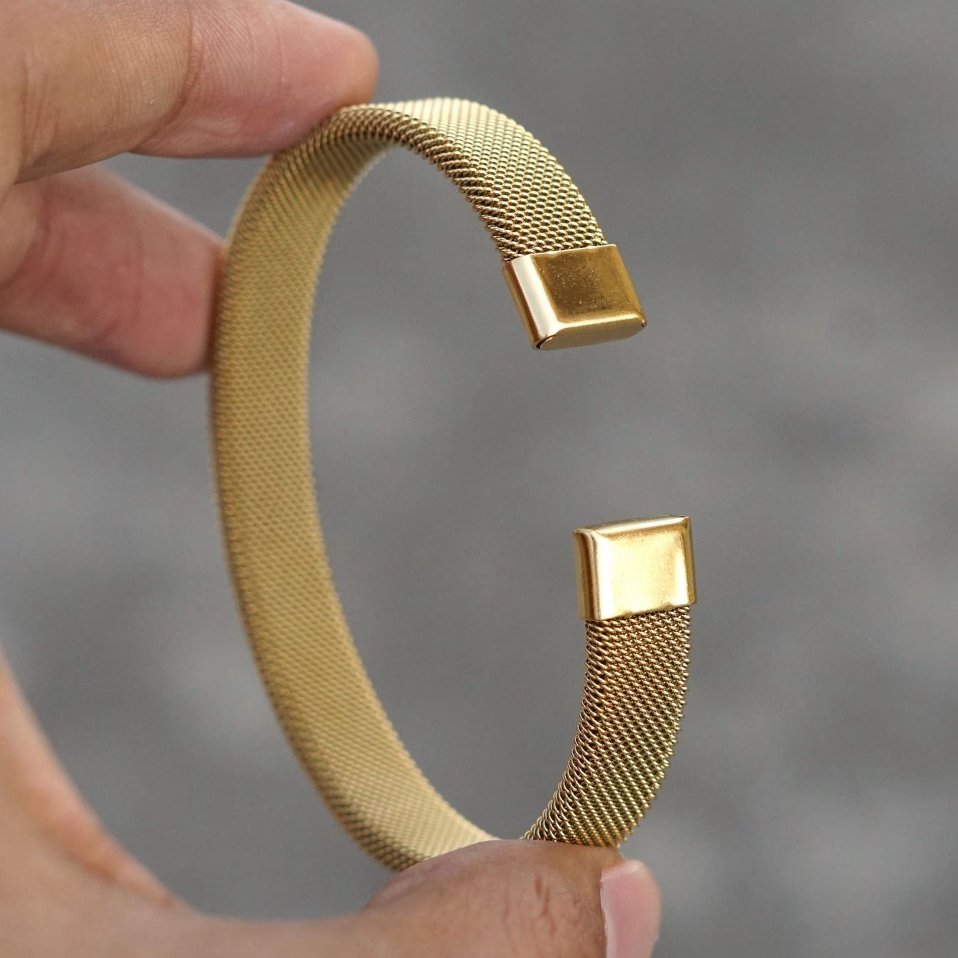 Sleek link handcuff