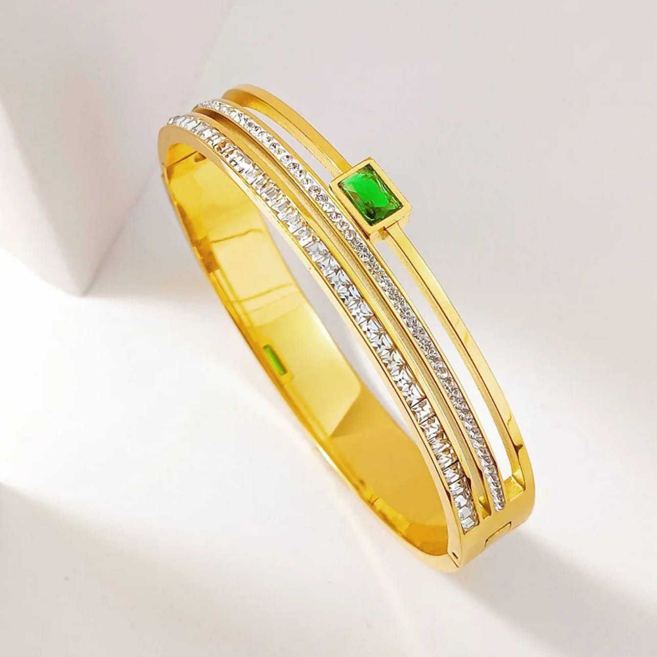 Emerald stone handcuff